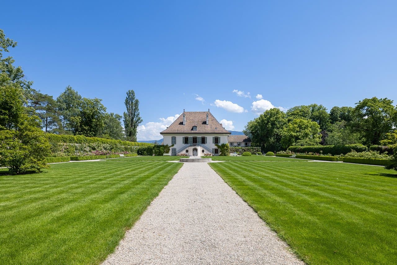 Historic 16th Century Mansion With Expansive Gardens And Heated Pool 5