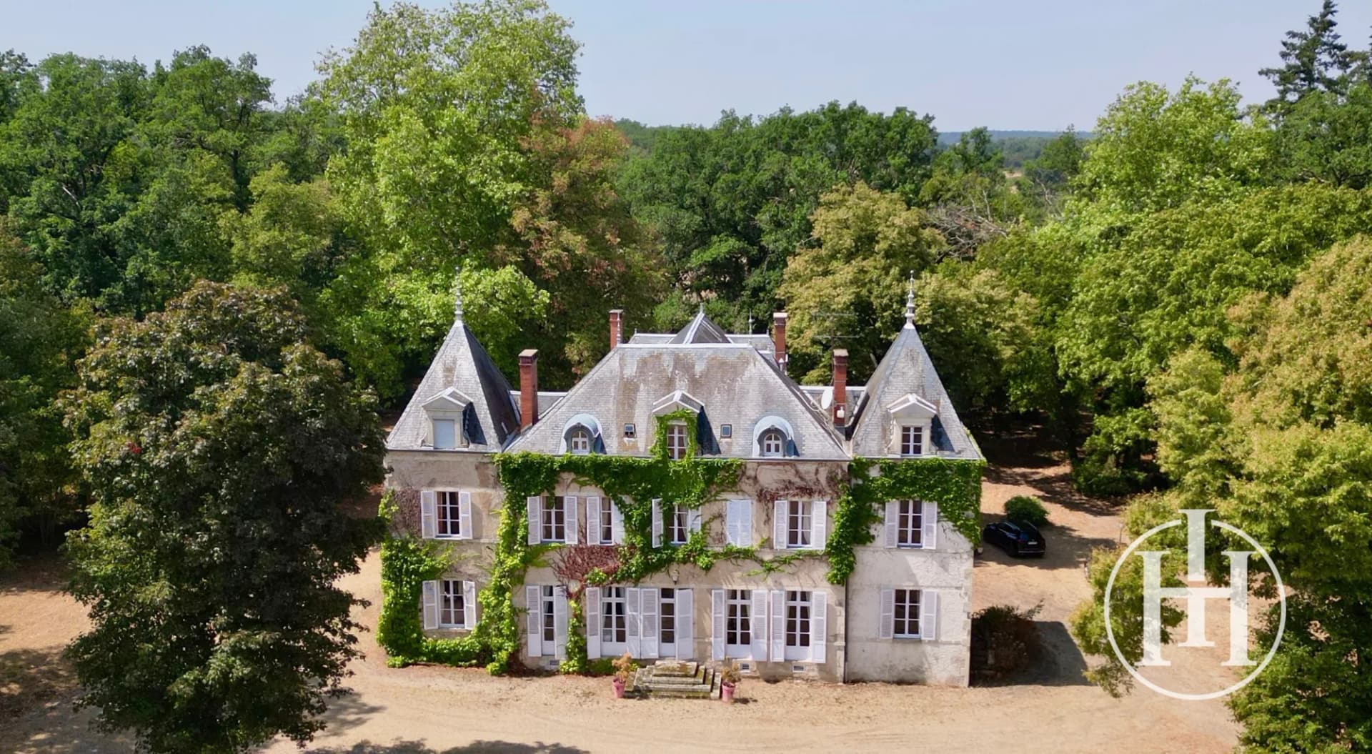 Exceptional Château Estate in the Heart of Berry with 63 Hectares 4