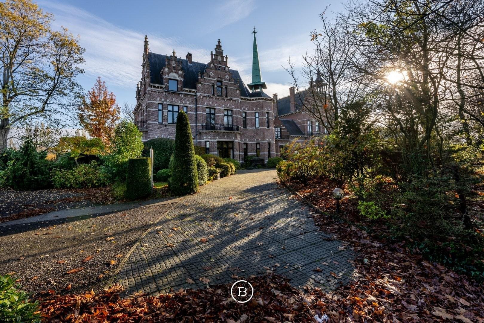 Historic Château With Expansive Grounds And Development Potential 3