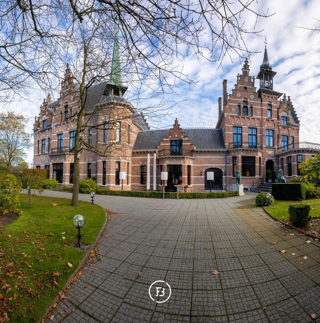 Historic Château With Expansive Grounds And Development Potential 4