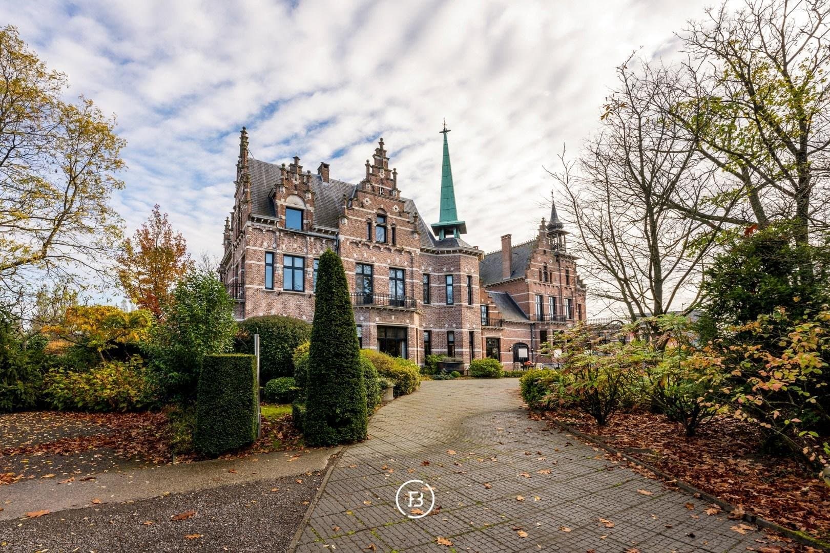 Historic Château With Expansive Grounds And Development Potential 5