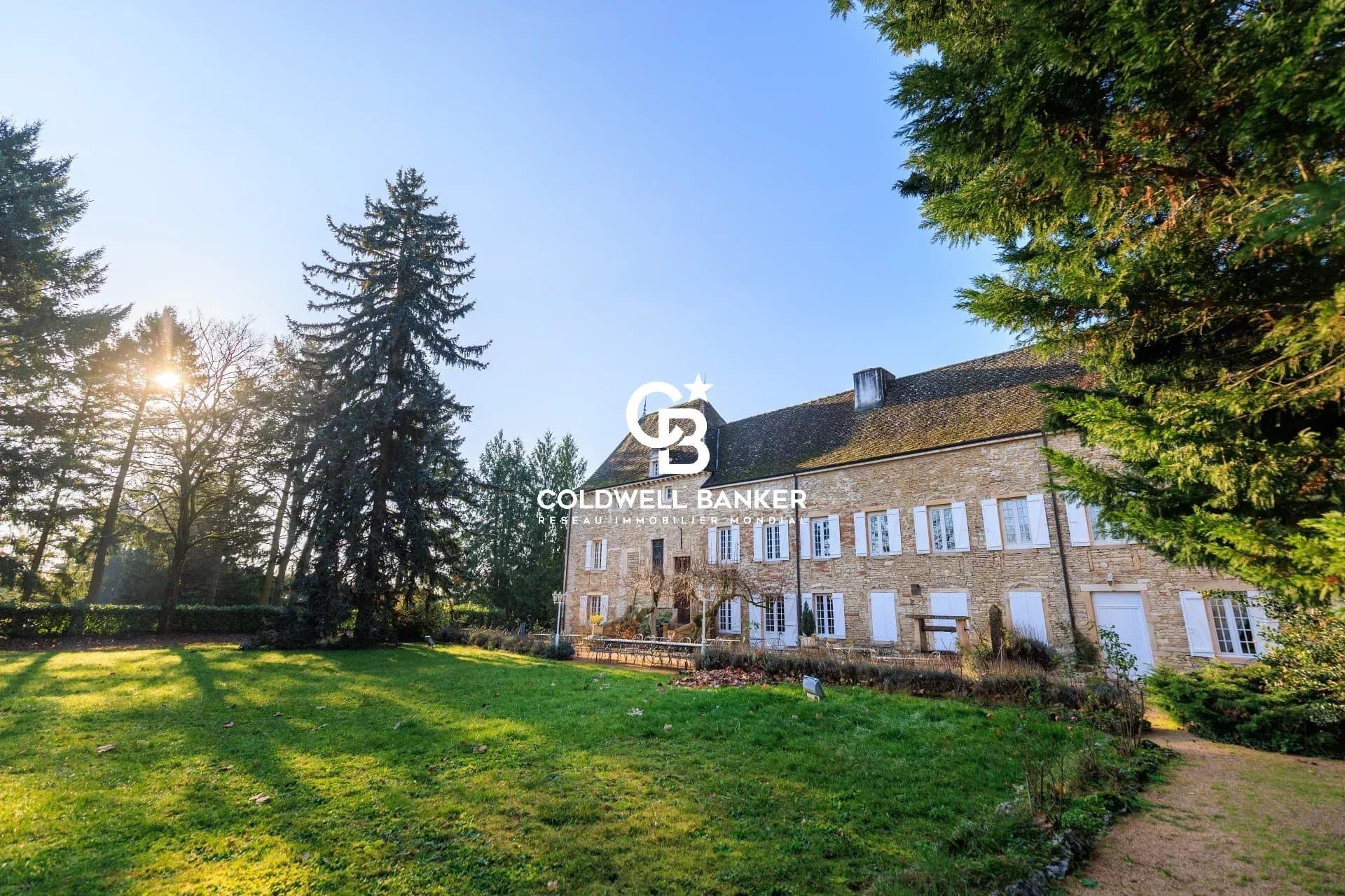 Restored 17th Century Château With Spa And Heated Pool — Château for sale in Saône-et-Loire, France