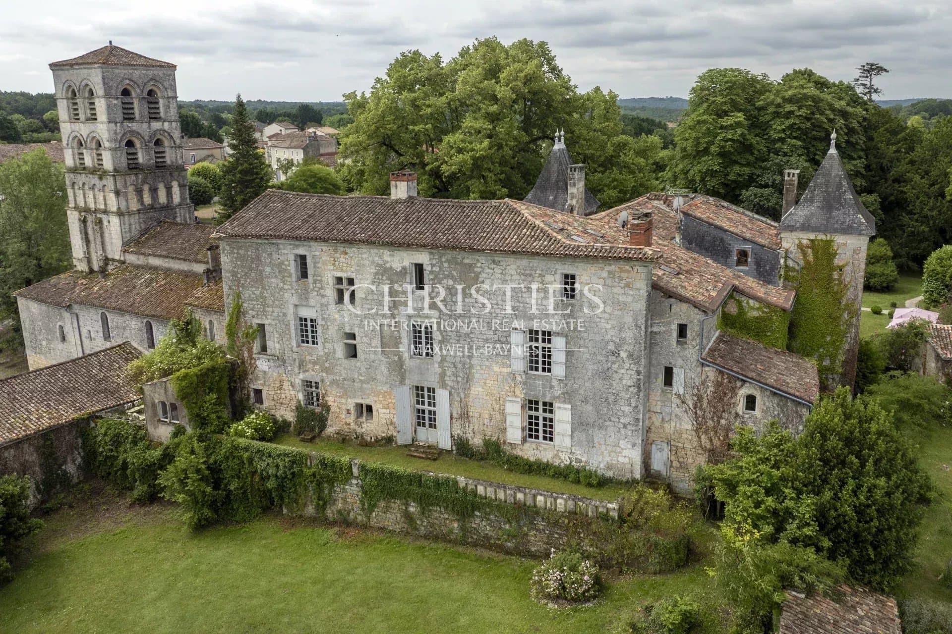 Château With 7 Bedrooms And Heated Pool Near Angoulême 5