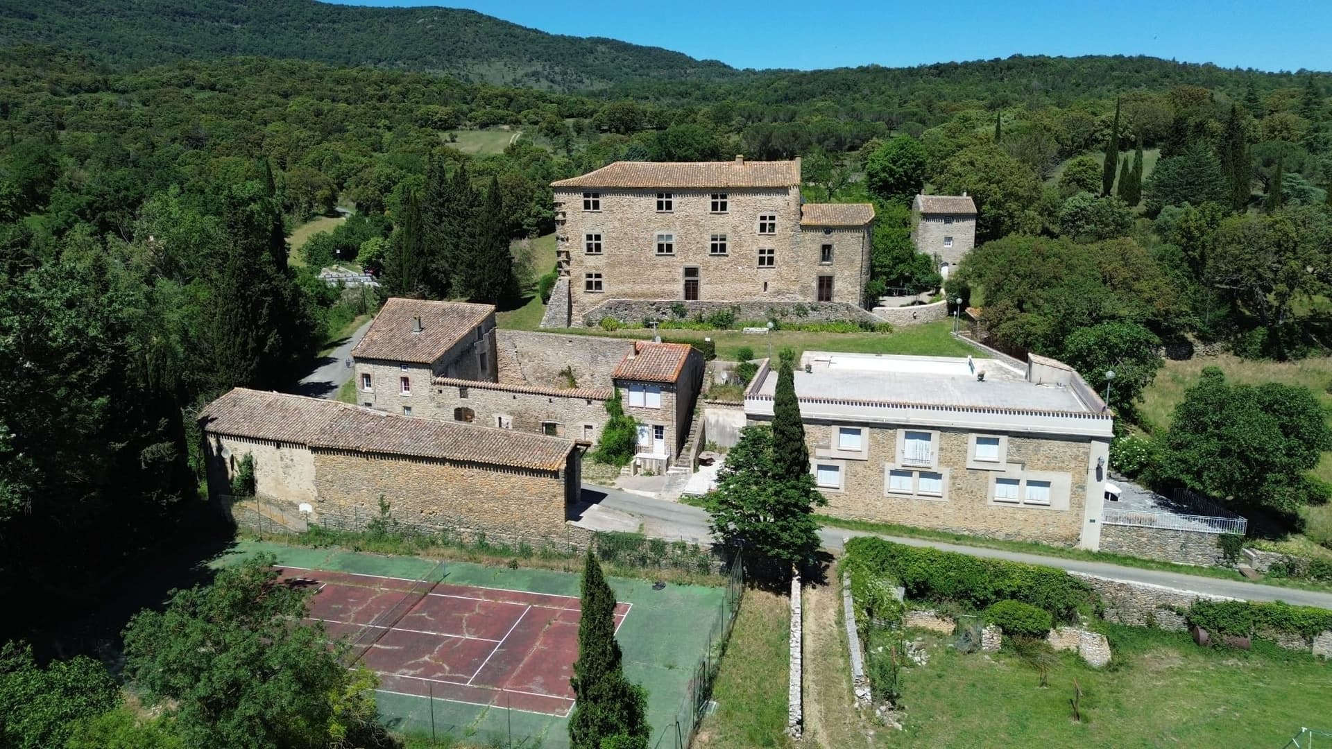 Exceptional 12th Century Château With 30 Bedrooms And Swimming Pool 3