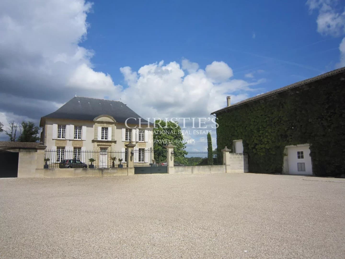 Elegant 19th Century Château With Panoramic Vineyard Views 3
