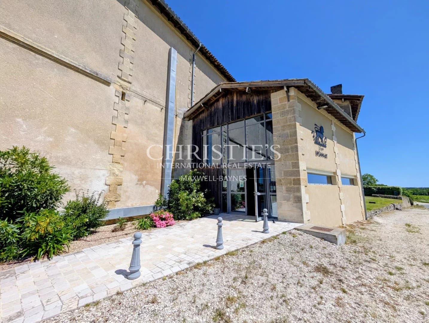 Elegant 19th Century Château With Panoramic Vineyard Views 4