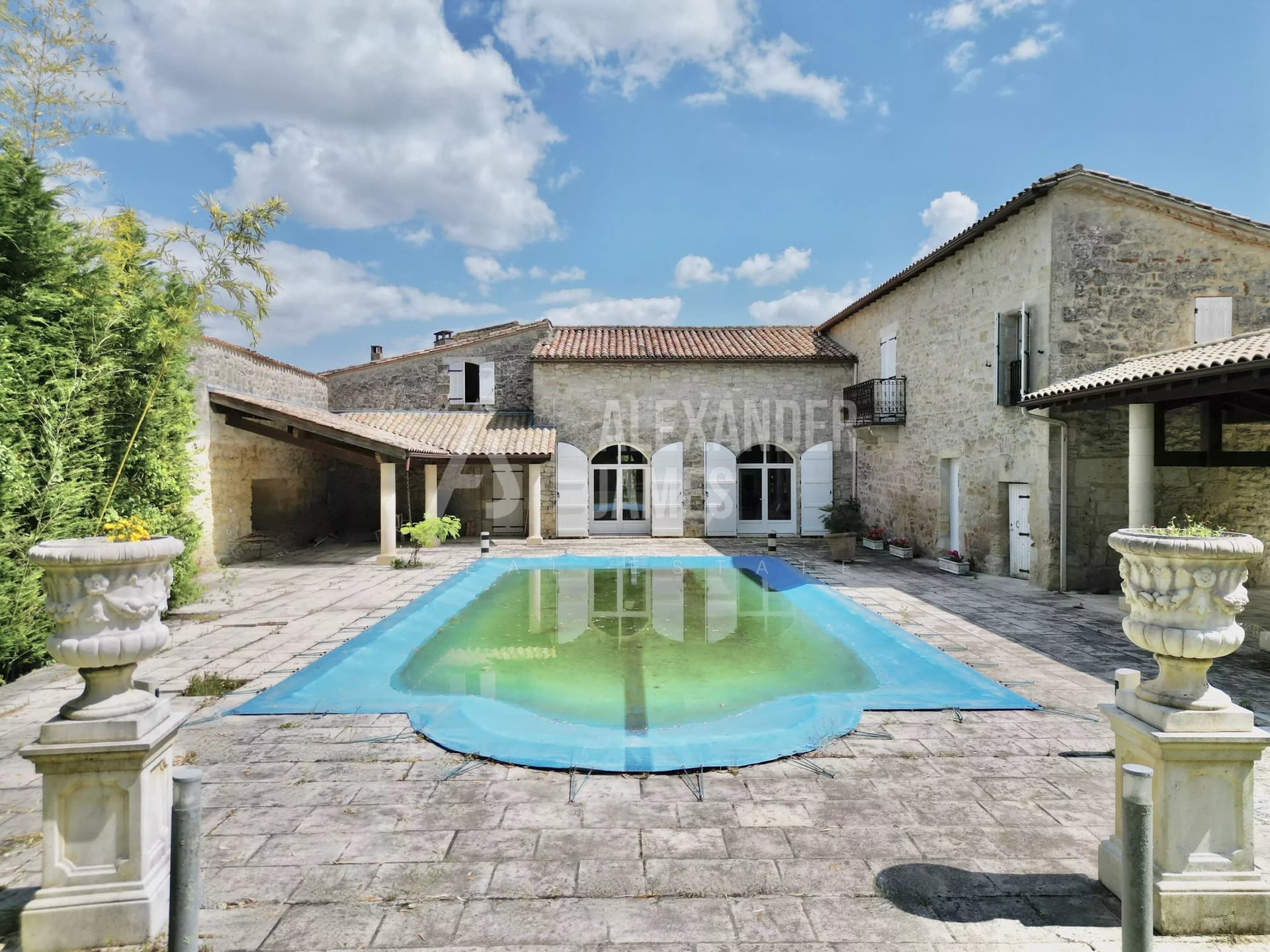 Historic Castle With Pool And Terraces Near Bordeaux