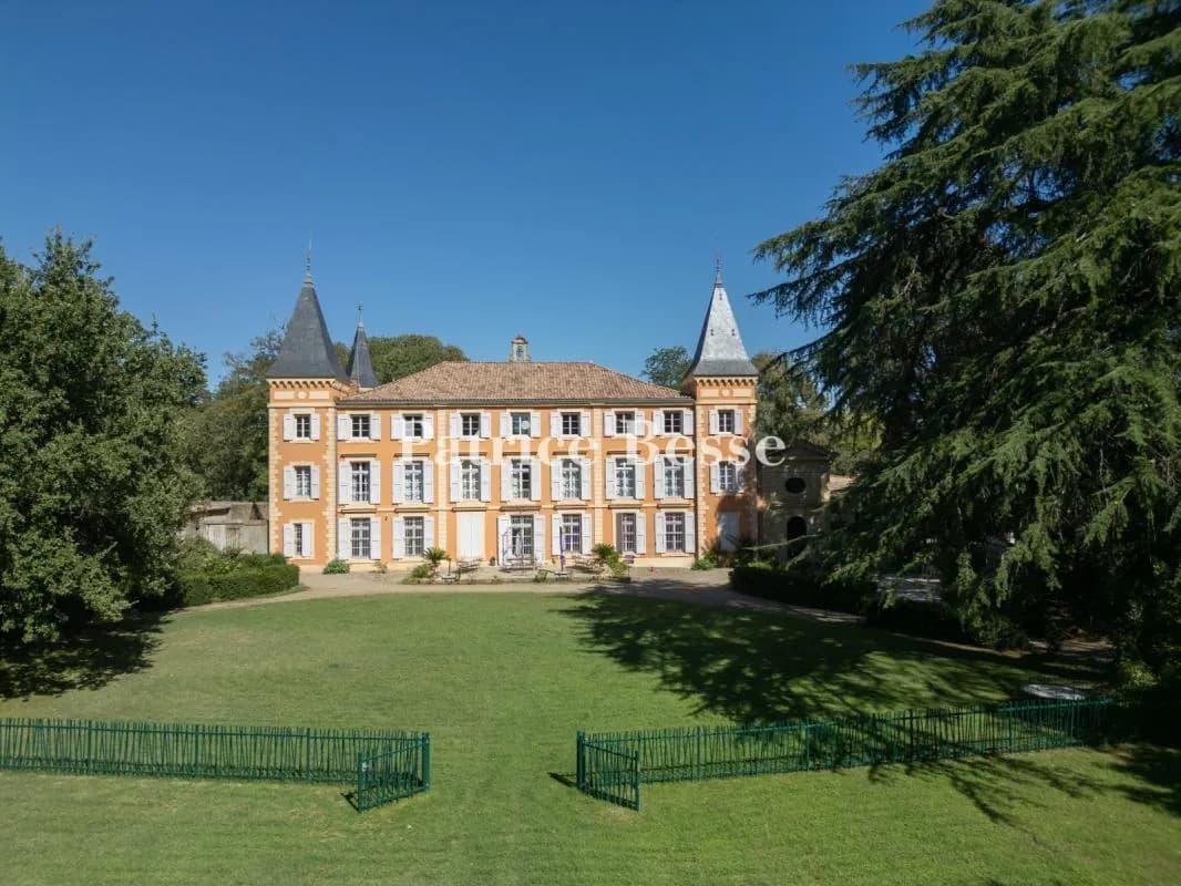Elegant 17th Century Château With 4 Hectares Of Parkland 3