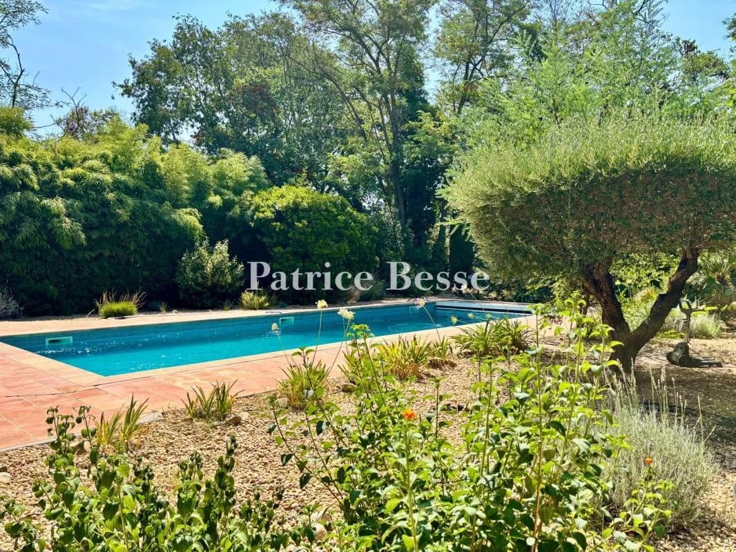 Elegant 17th Century Château With 4 Hectares Of Parkland 4