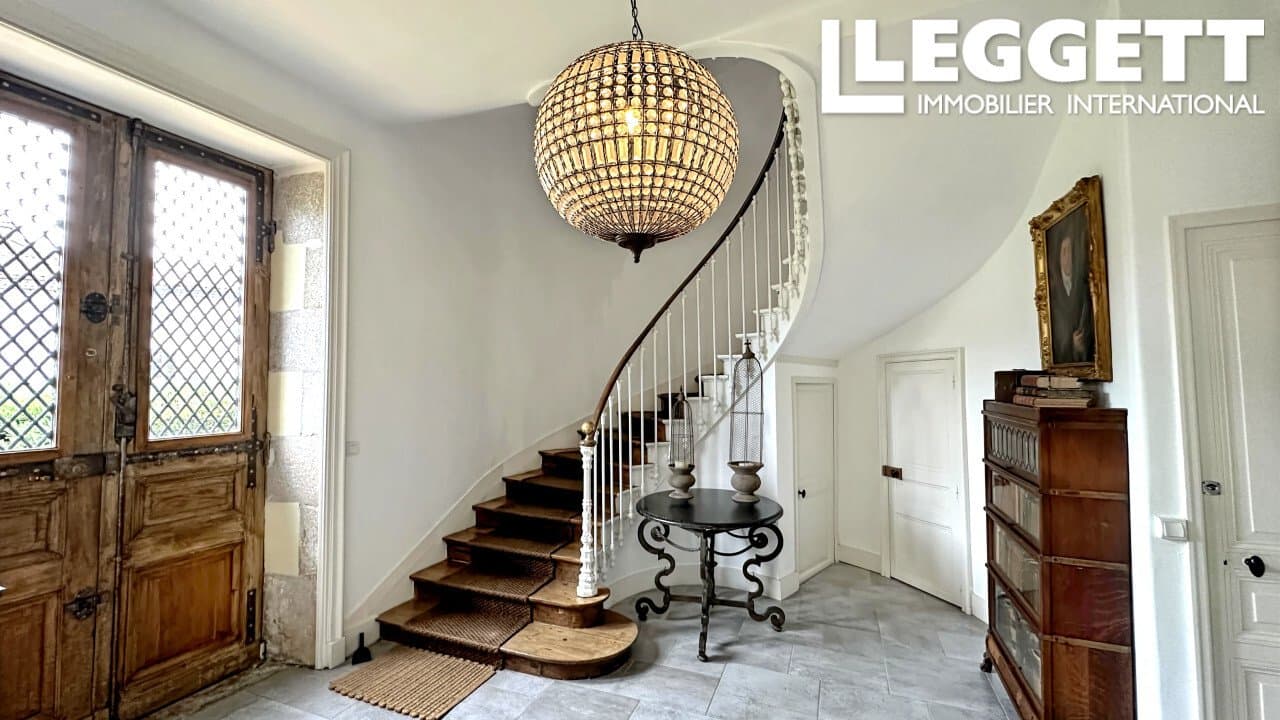 Beautifully Renovated Château With Eight Bedrooms And Heated Pool 3
