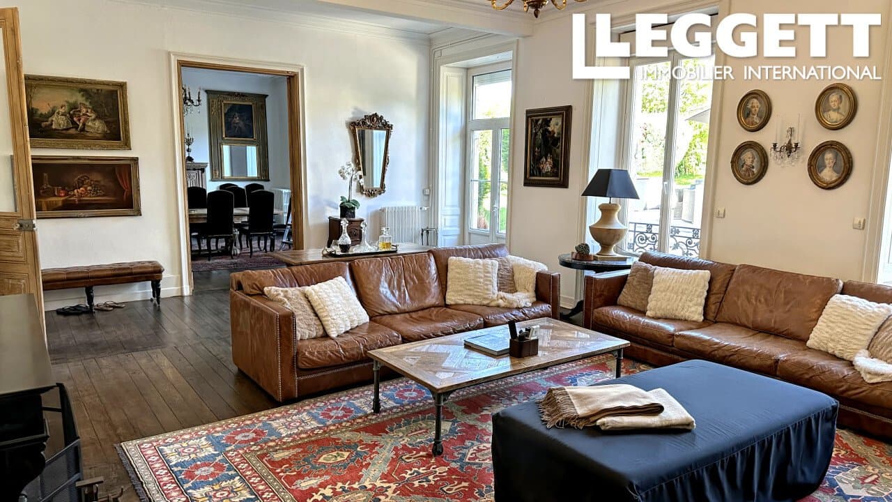 Beautifully Renovated Château With Eight Bedrooms And Heated Pool 4