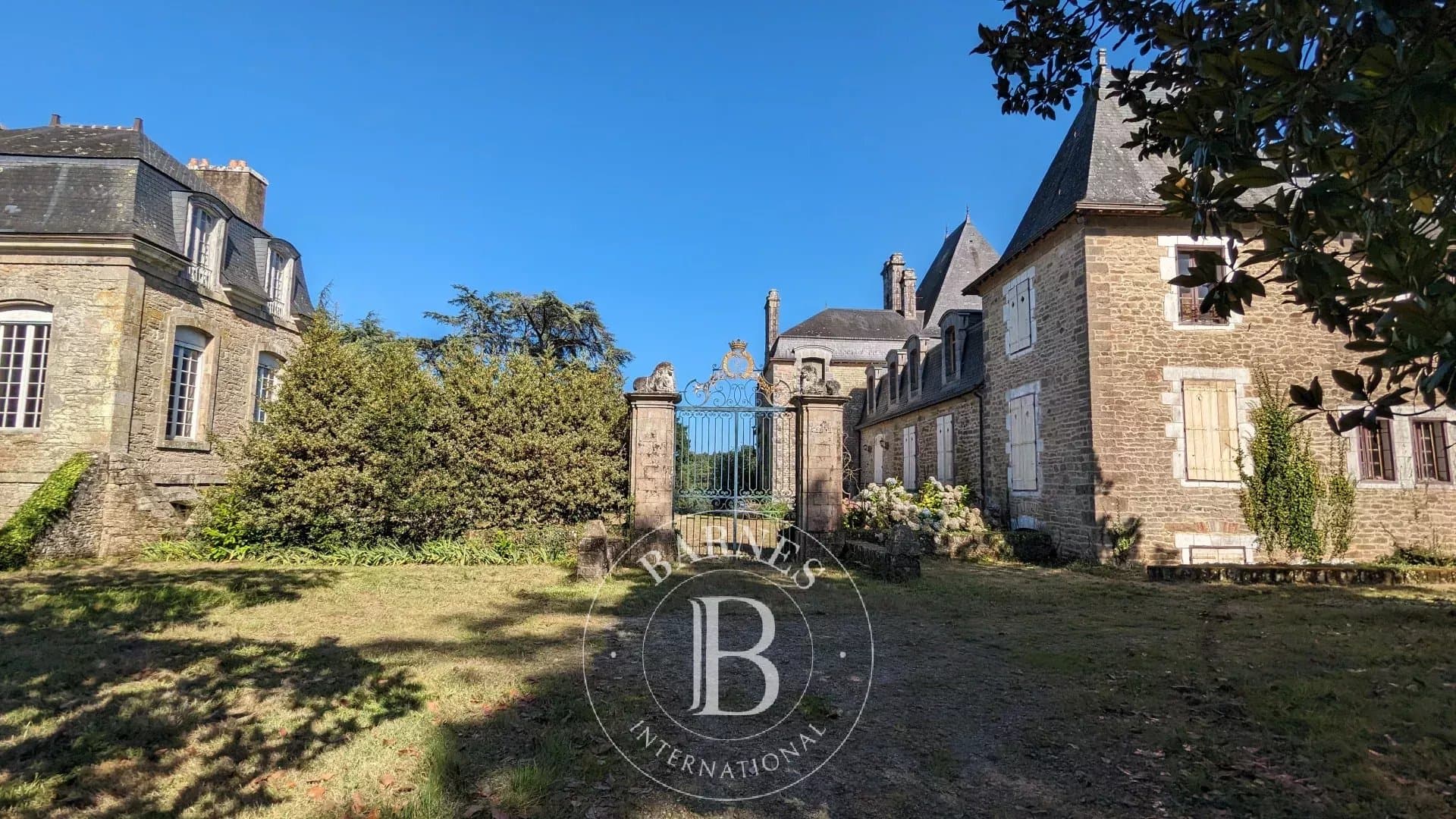 Historic Château with 3 Bedrooms in a 24-Hectare Park — Château for sale in Morbihan, France