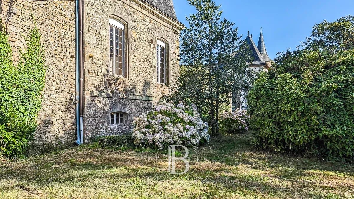 Historic Château with 3 Bedrooms in a 24-Hectare Park 2
