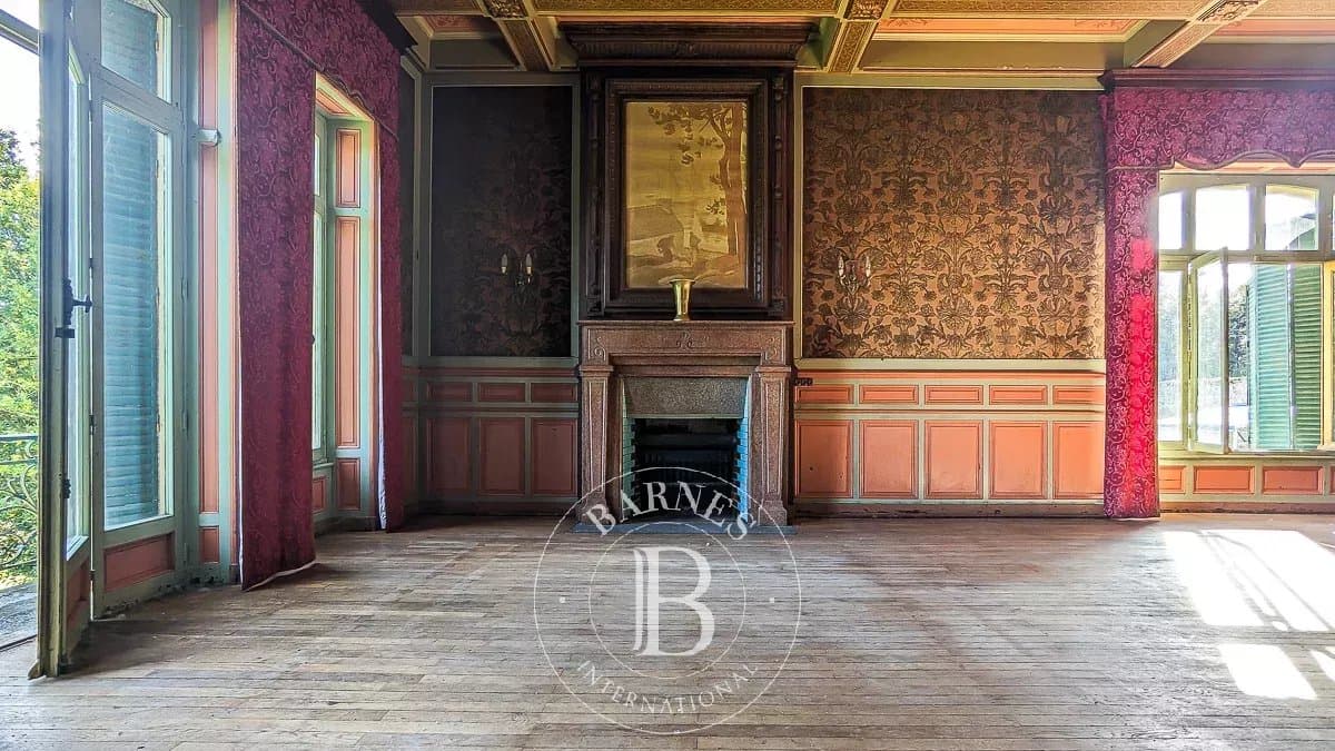 Historic Château with 3 Bedrooms in a 24-Hectare Park 4