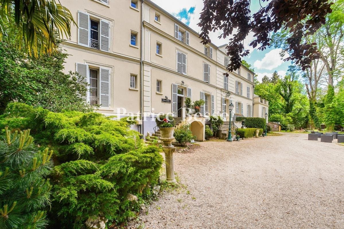 Renovated 18th Century Mansion Hotel Set Within 11 Hectares Of Wooded Grounds 2
