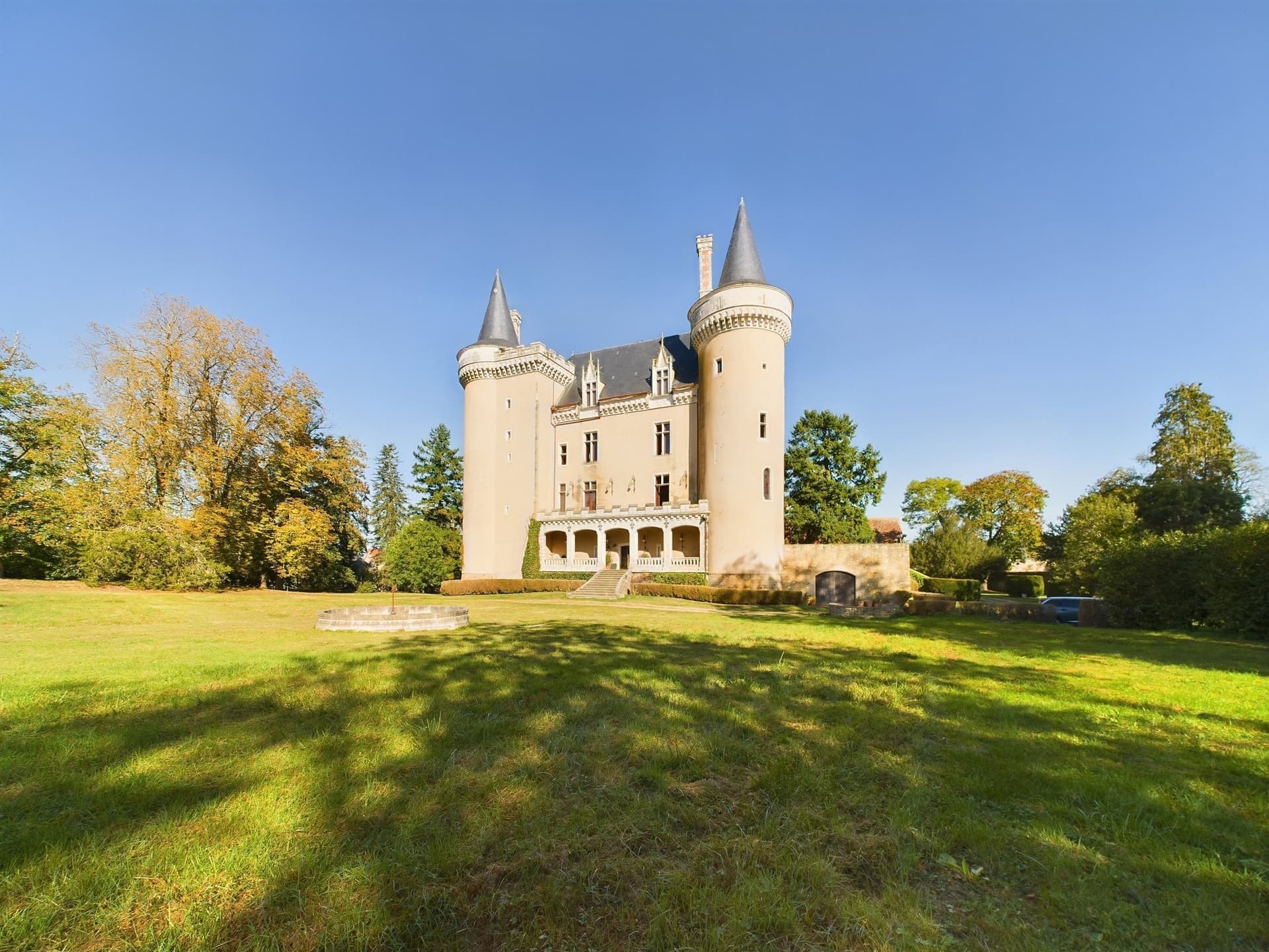 15th Century Château With Enchanting Grounds And Historical Features 2
