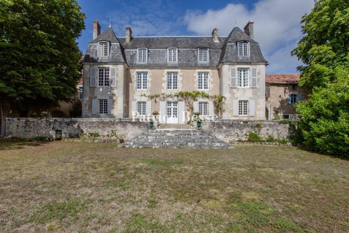 Château With Adjoining House And 3,000 Sqm Garden — Château for sale in Vienne, France