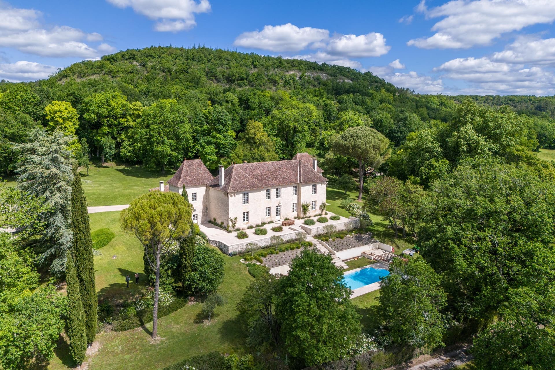 Exceptional 15th Century Château With Studios And Expansive Grounds 5