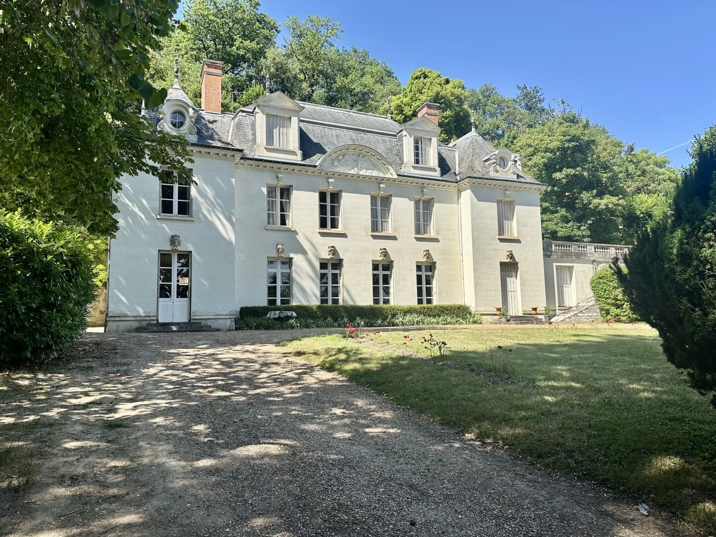 Elegant Castle with Historic Chapel and Modern Amenities — in France