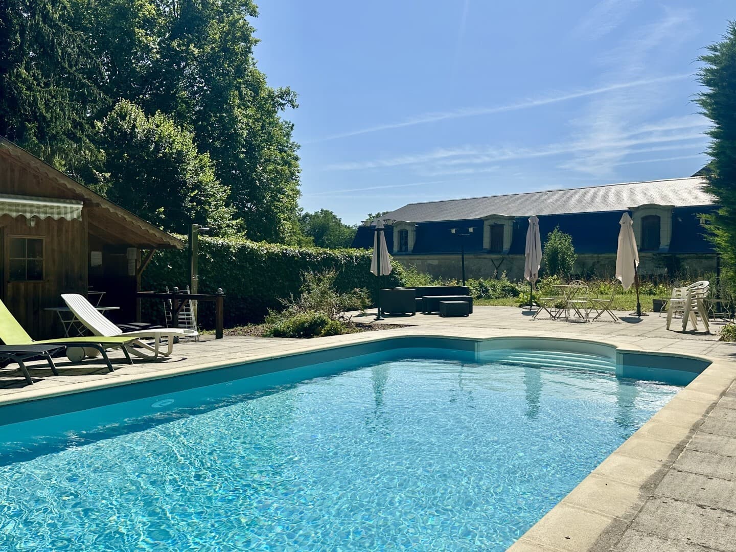 Elegant Castle with Historic Chapel and Modern Amenities 4