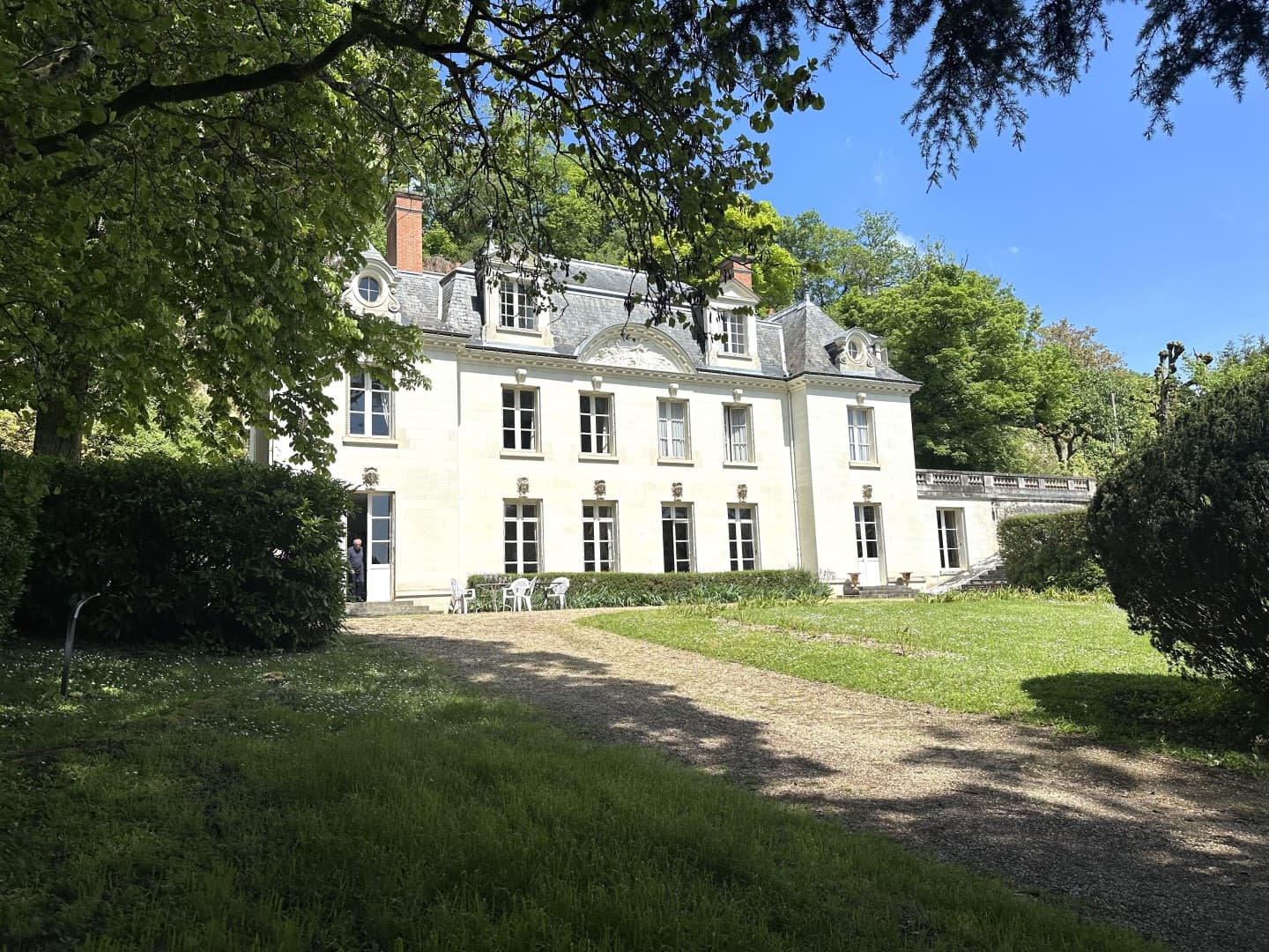 Elegant Castle with Historic Chapel and Modern Amenities 3