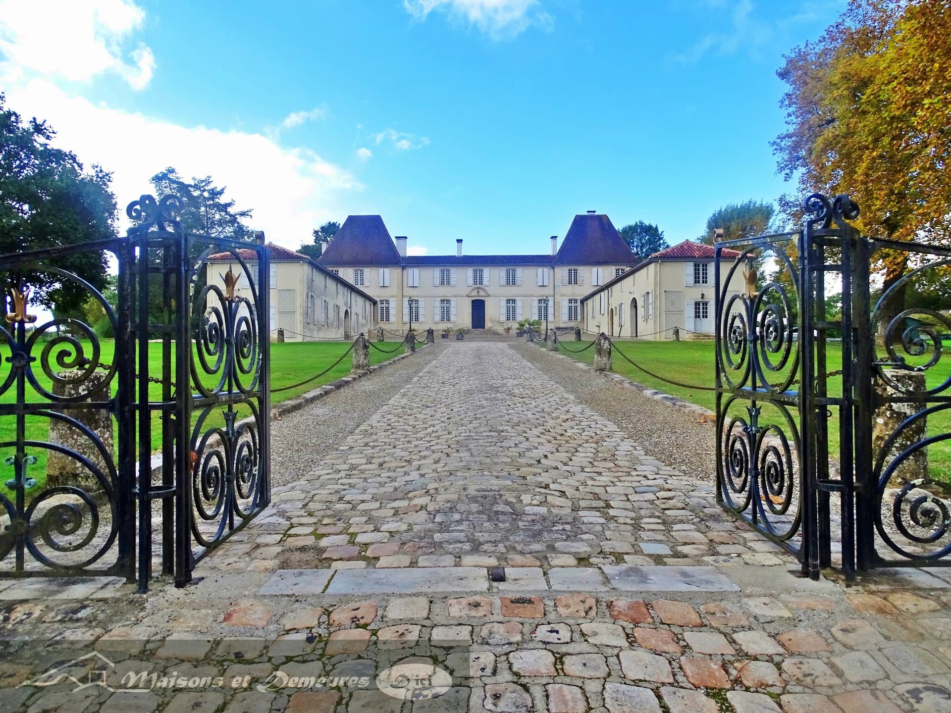 Elegant 17th Century Château With Pool And Independent Apartments — Château for sale in France