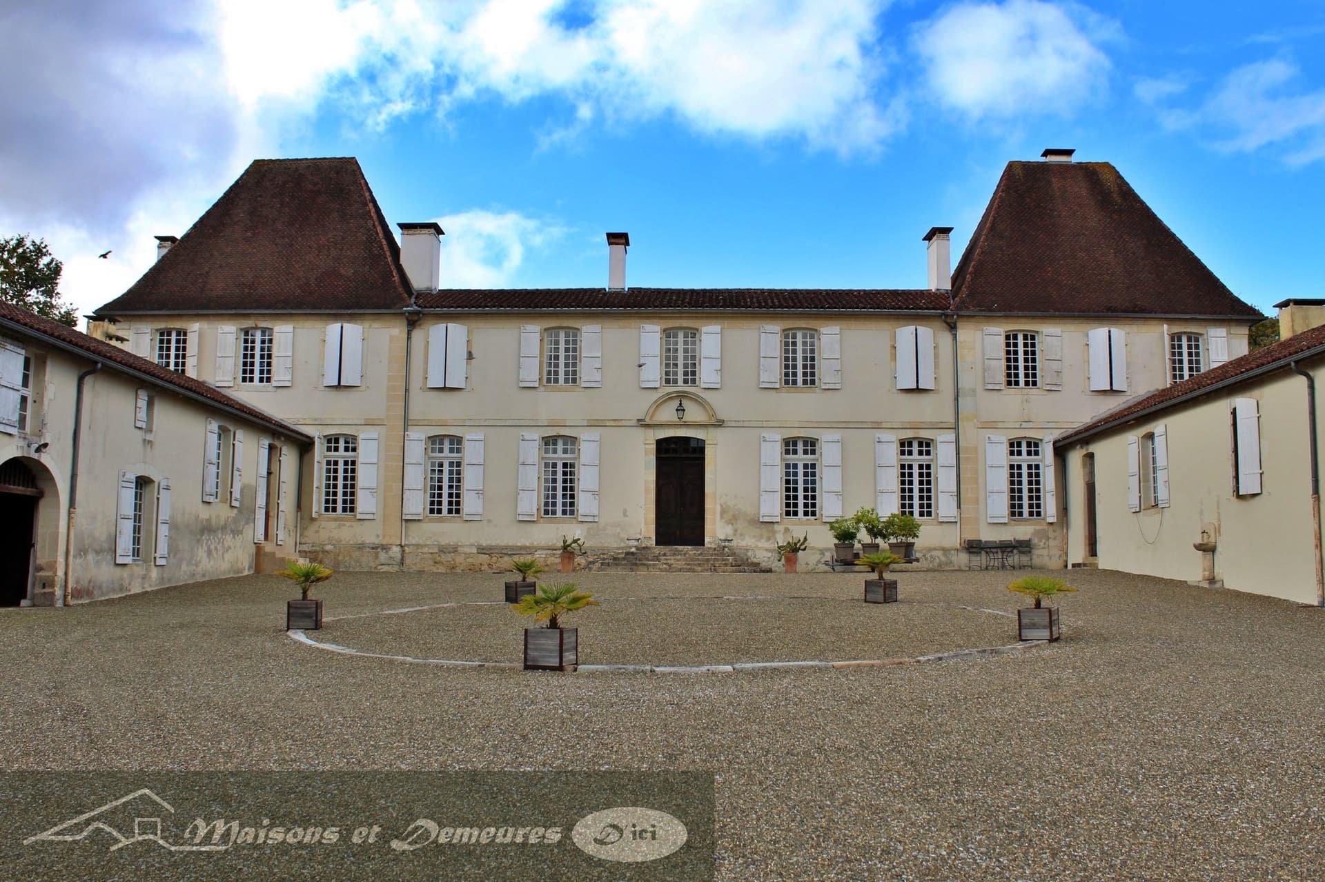 Elegant 17th Century Château With Pool And Independent Apartments 2