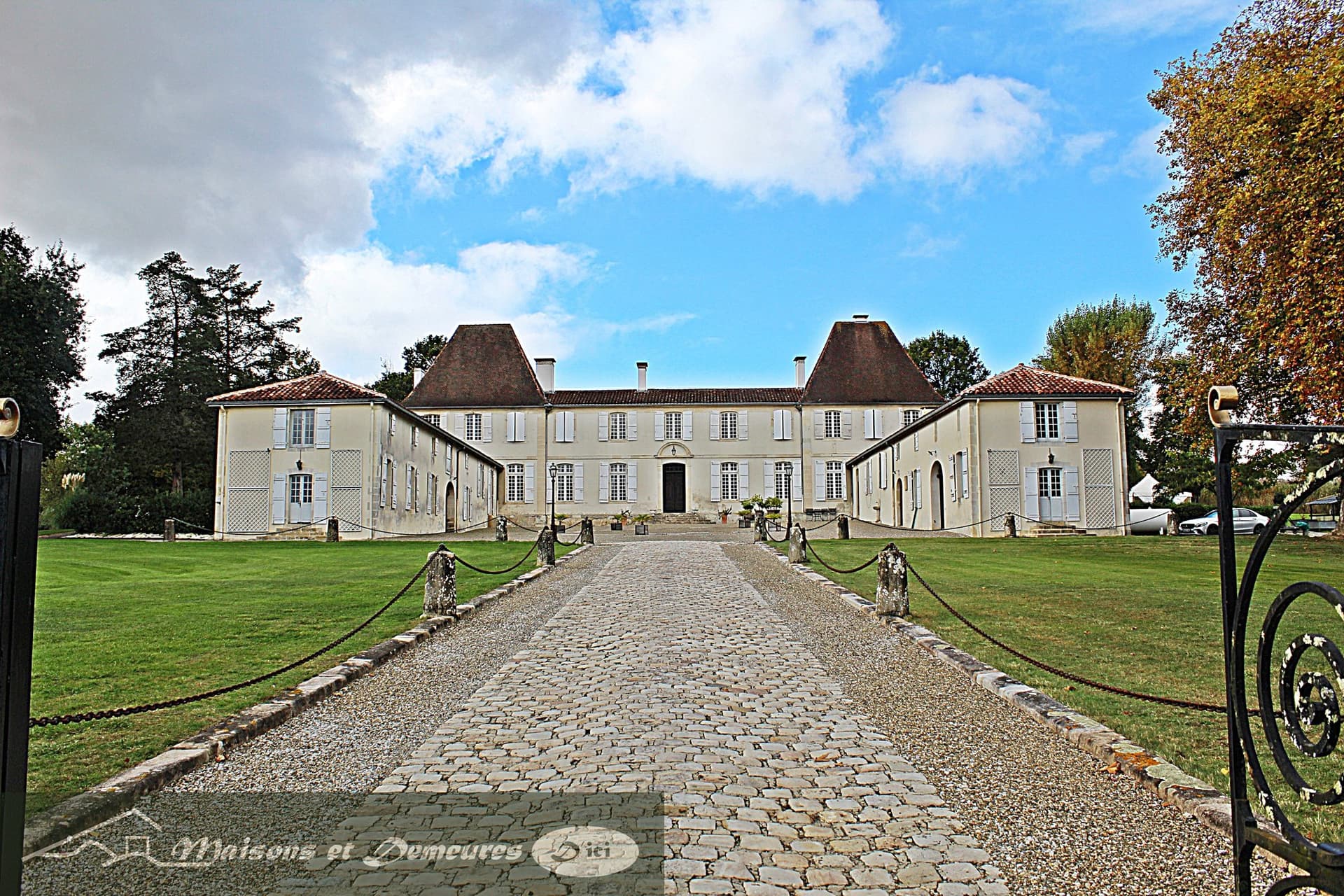 Elegant 17th Century Château With Pool And Independent Apartments 3