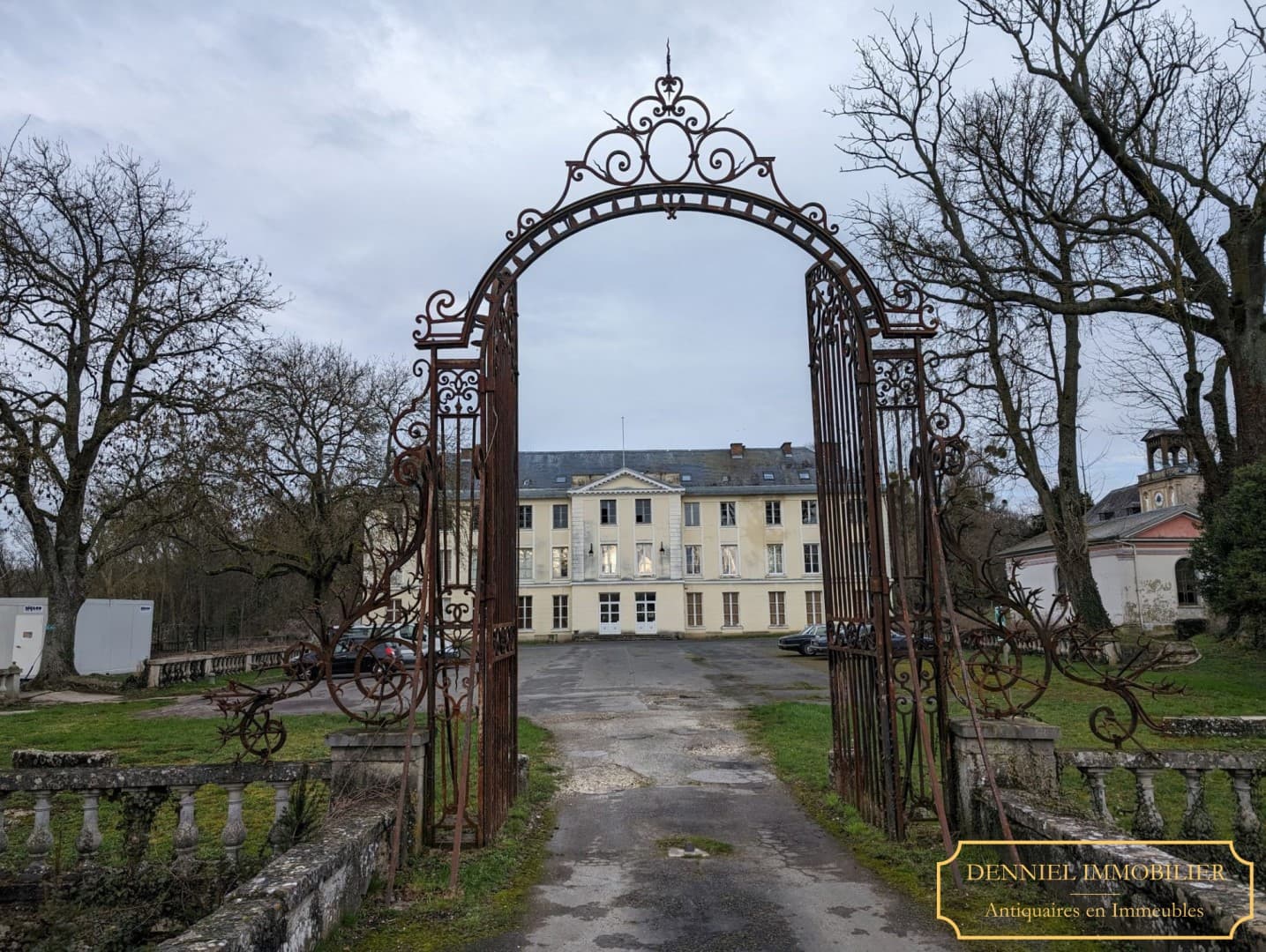 Elegant 18th Century Neoclassical Château With Extensive Grounds — Château for sale in Seine-et-Marne, France