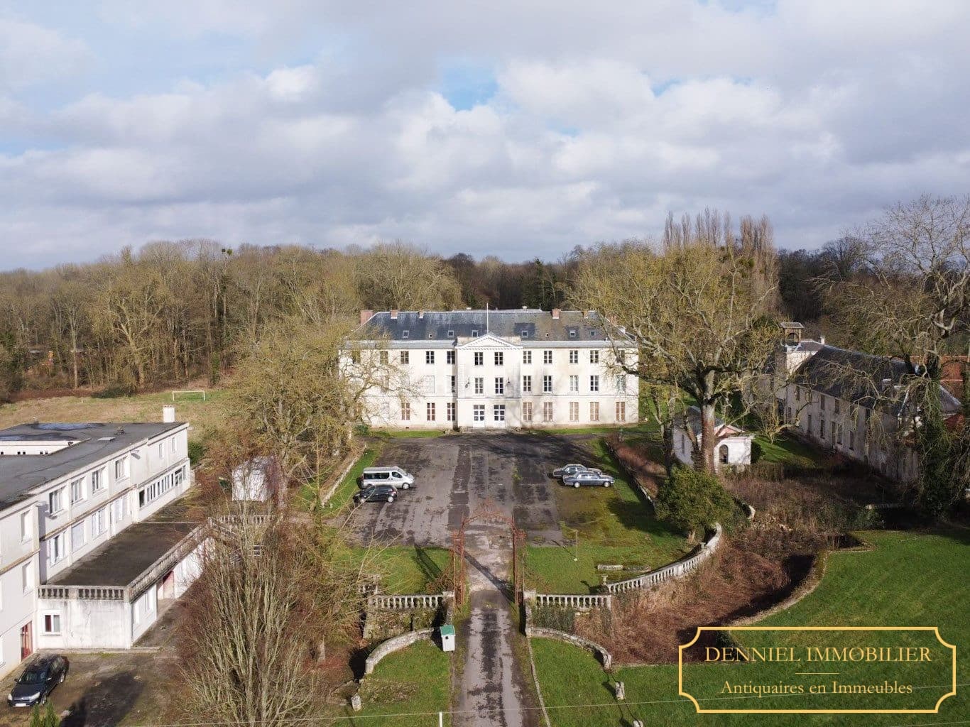 Elegant 18th Century Neoclassical Château With Extensive Grounds 2