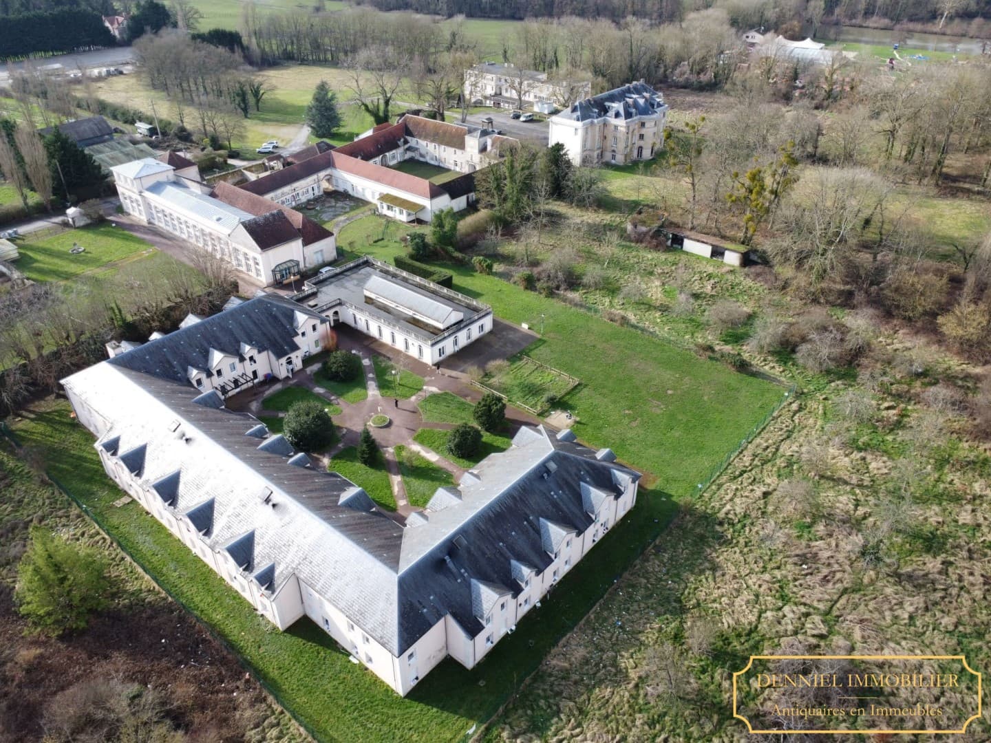 Elegant 18th Century Neoclassical Château With Extensive Grounds 3