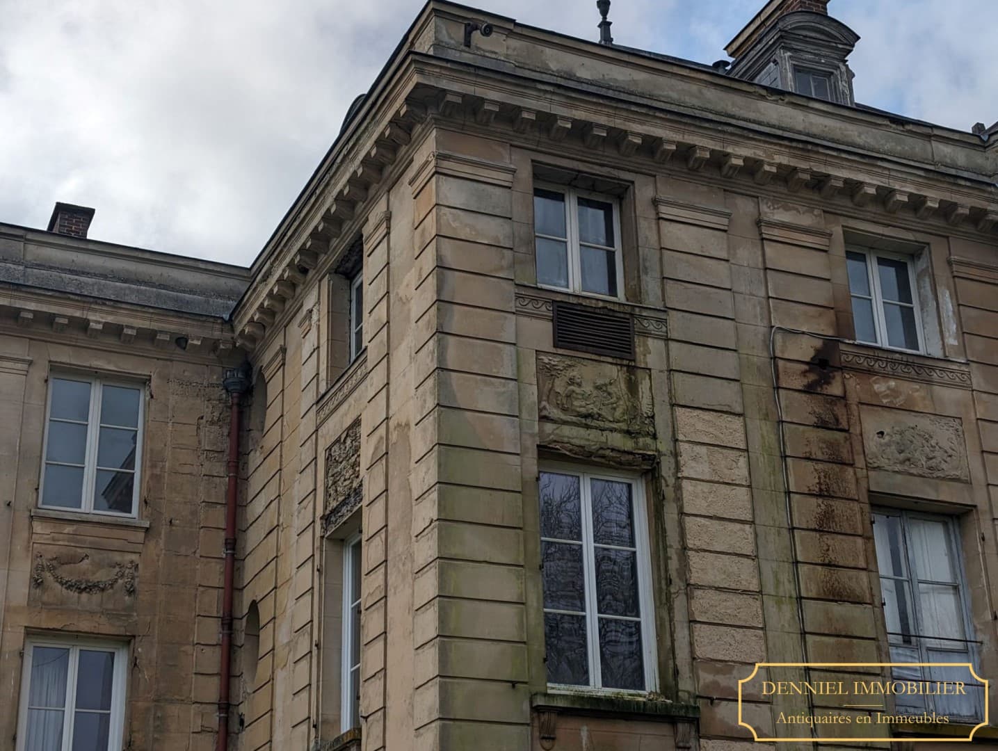 Elegant 18th Century Neoclassical Château With Extensive Grounds 4