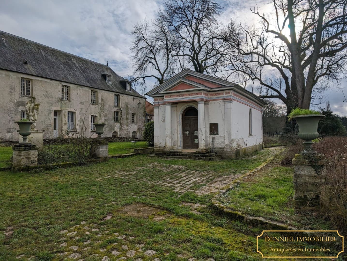 Elegant 18th Century Neoclassical Château With Extensive Grounds 5