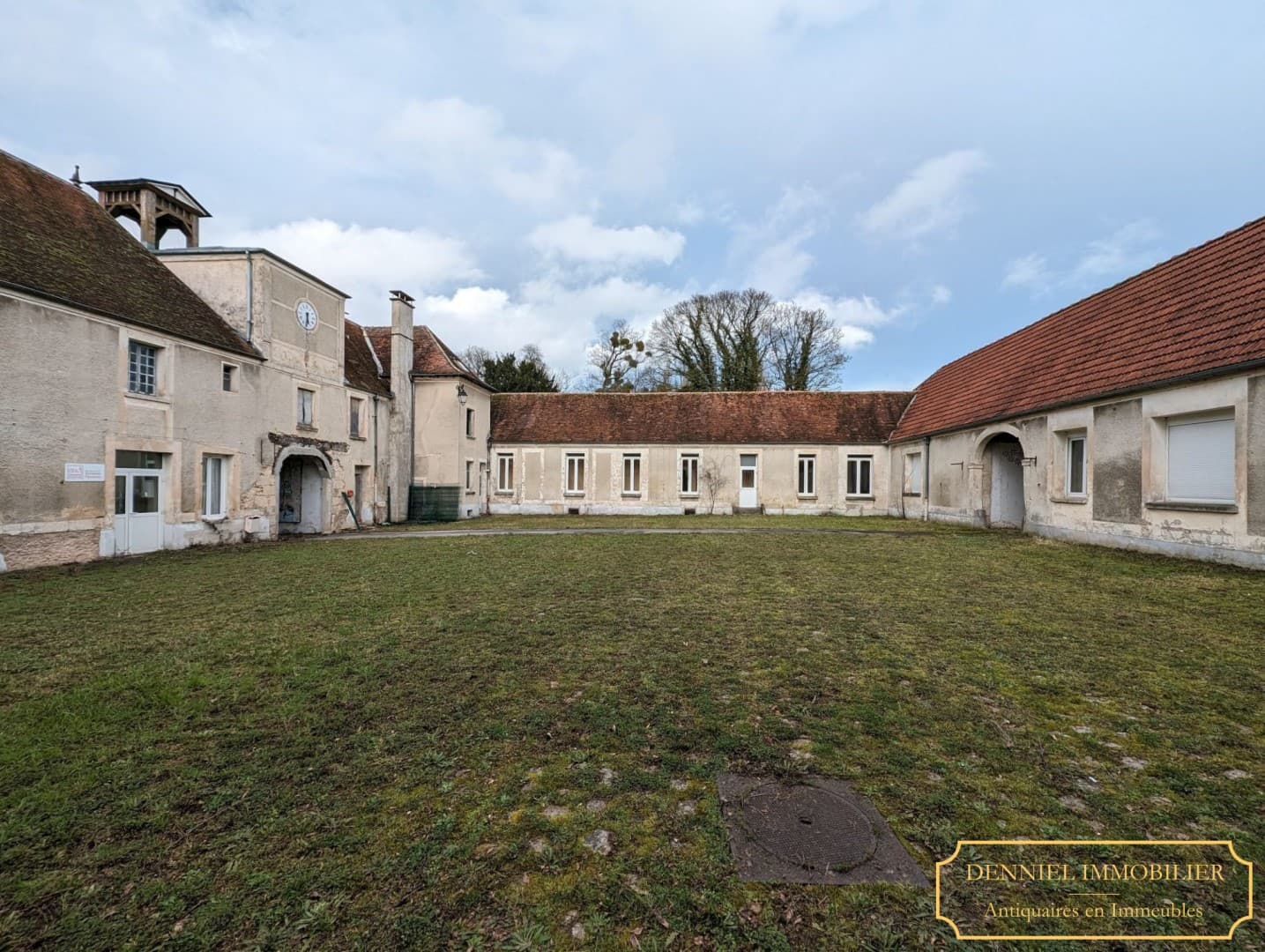 Elegant 18th Century Neoclassical Château With Extensive Grounds 5