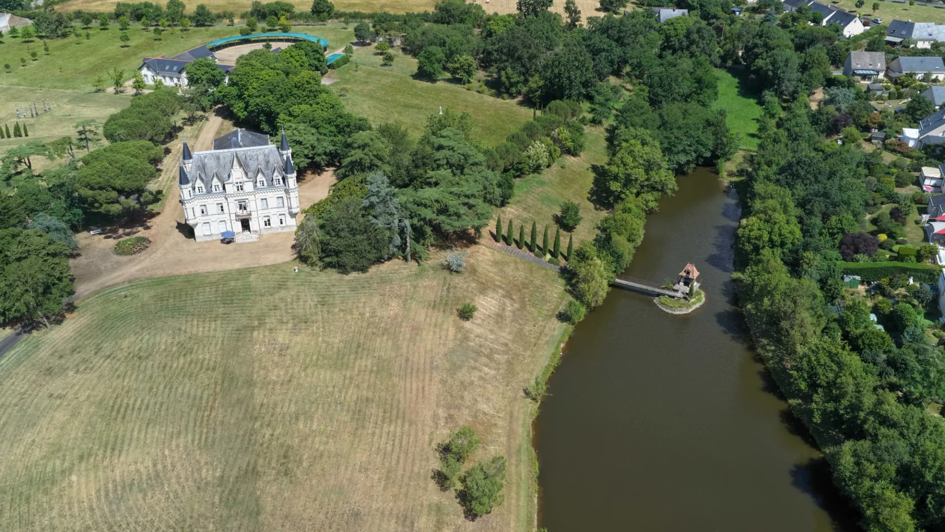 19th Century Castle With 15 Bedrooms And Extensive Parkland 3