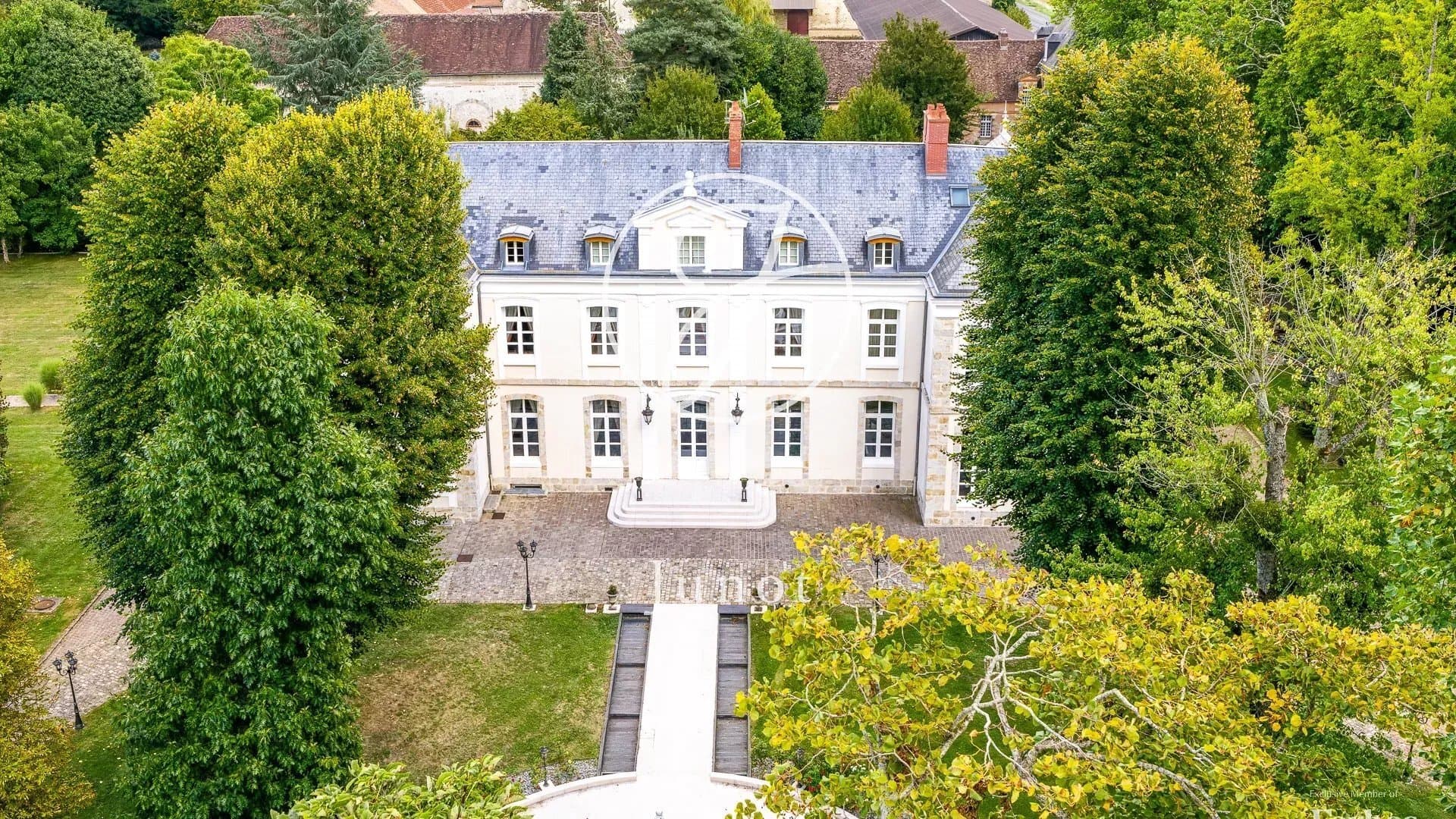 Grand Castle With 16 Bedrooms And Swimming Pool In Serene Countryside 4