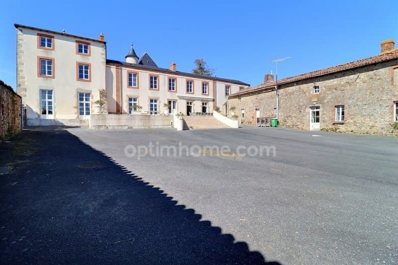 16th Century Castle With 8 Bedrooms And Expansive Grounds