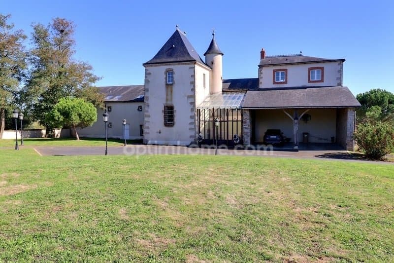 16th Century Castle With 8 Bedrooms And Expansive Grounds 2