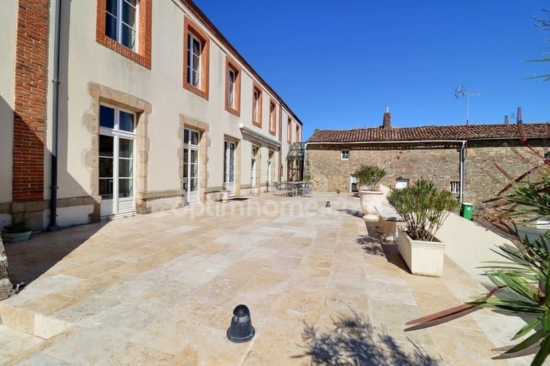 16th Century Castle With 8 Bedrooms And Expansive Grounds 5