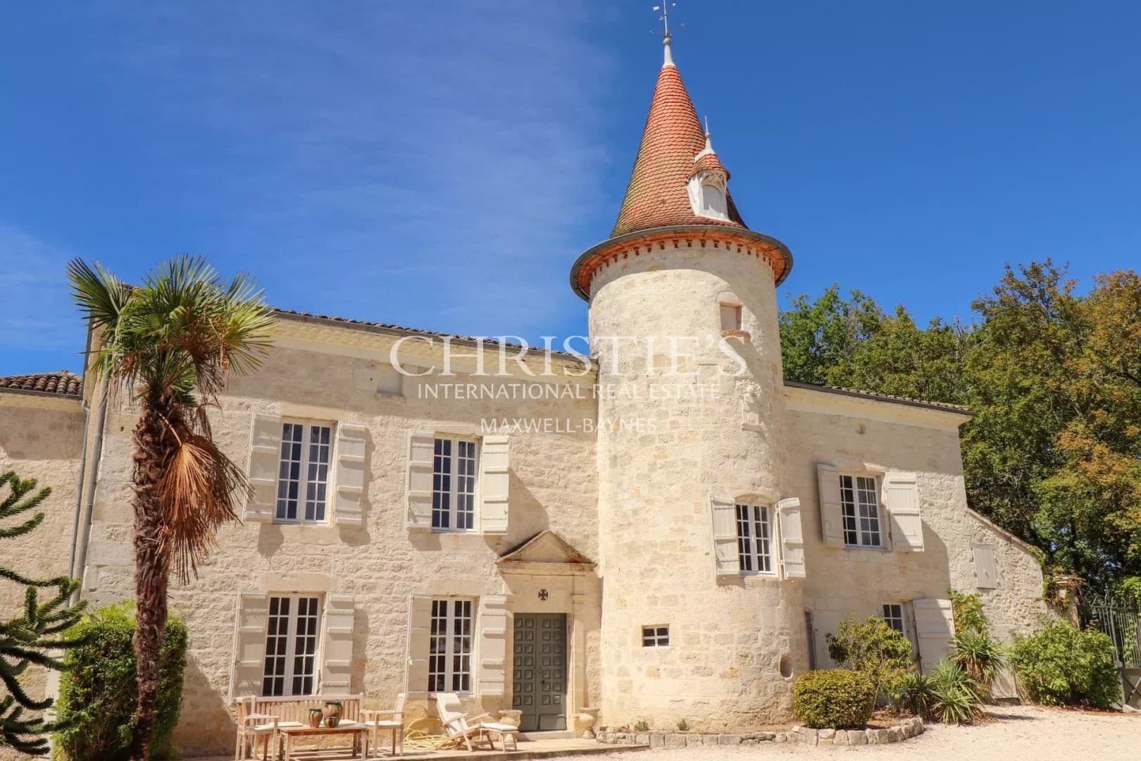 Enchanting Château with Guest House and Swimming Pool in Lot-et-Garonne — Château for sale in Lot-et-Garonne, France