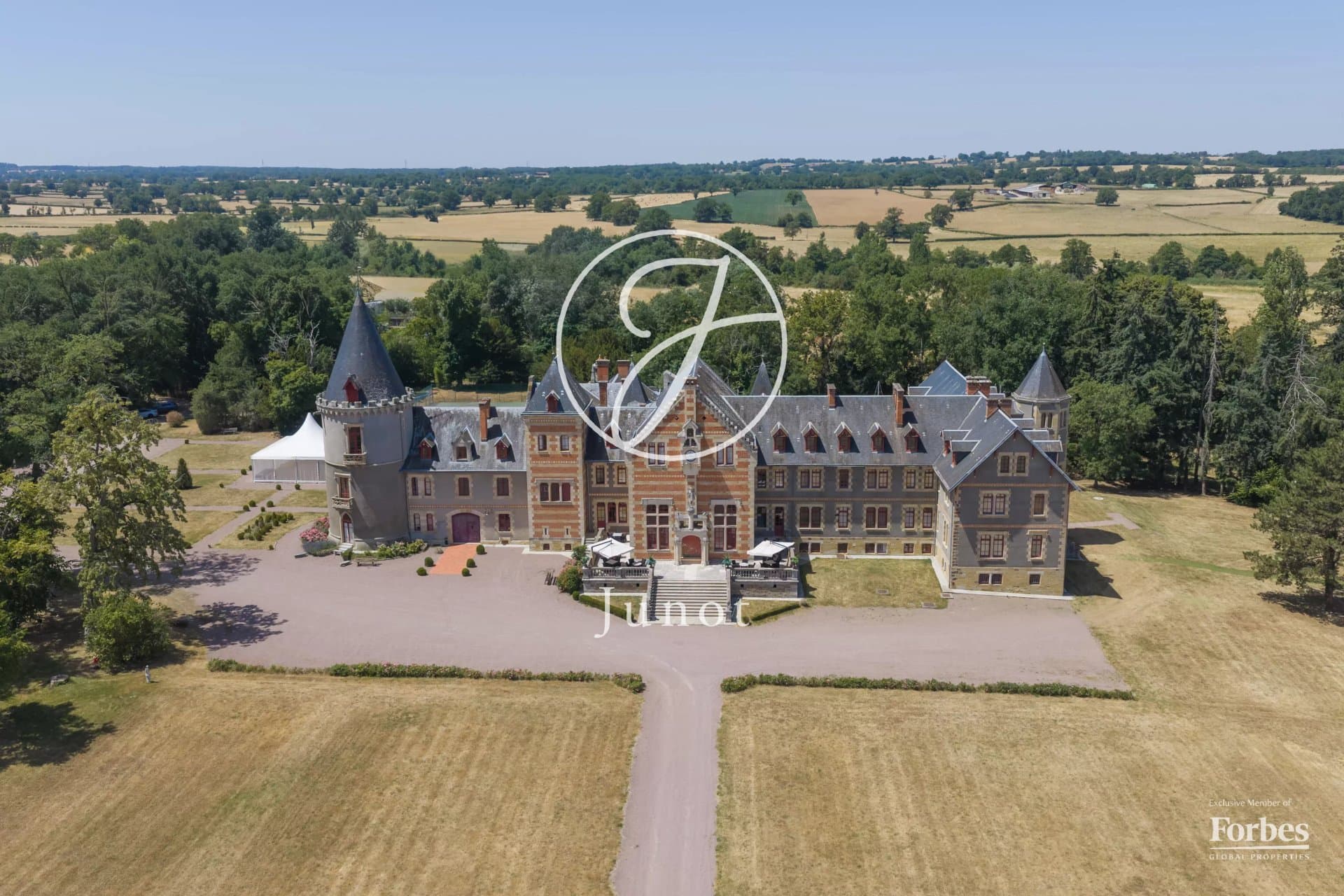 Château du Béguin 3800.0 Sqm 23 Bedrooms