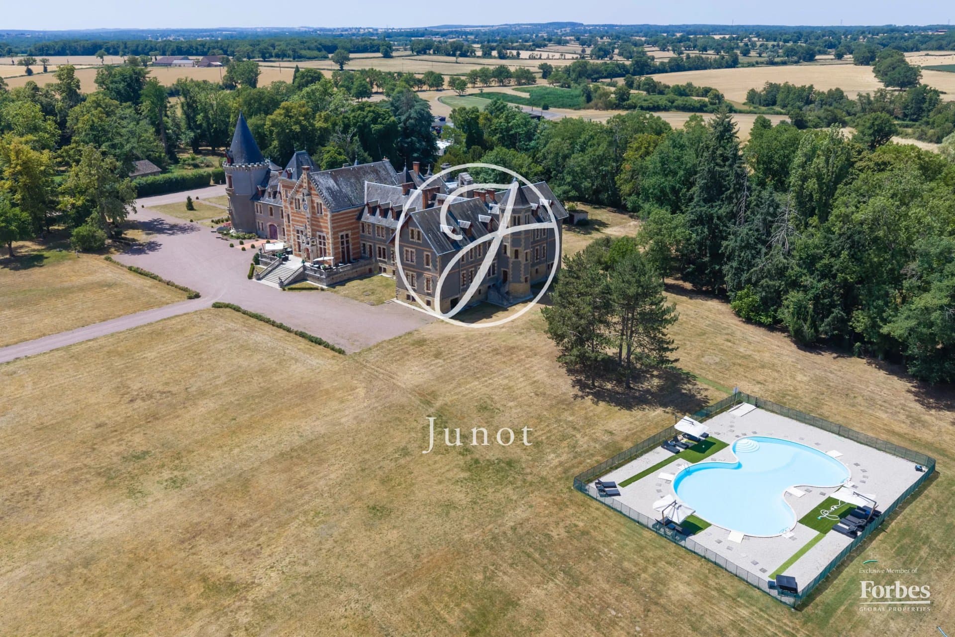 Château du Béguin 3800.0 Sqm 23 Bedrooms 2