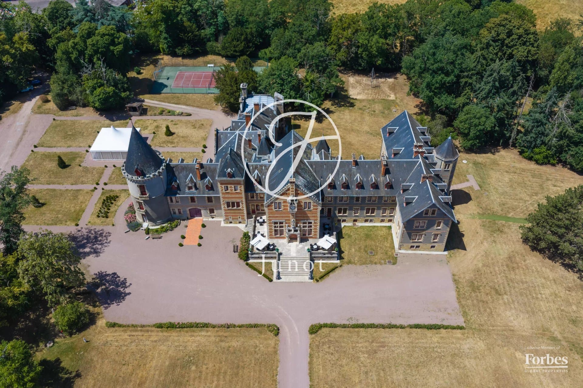 Château du Béguin 3800.0 Sqm 23 Bedrooms 3