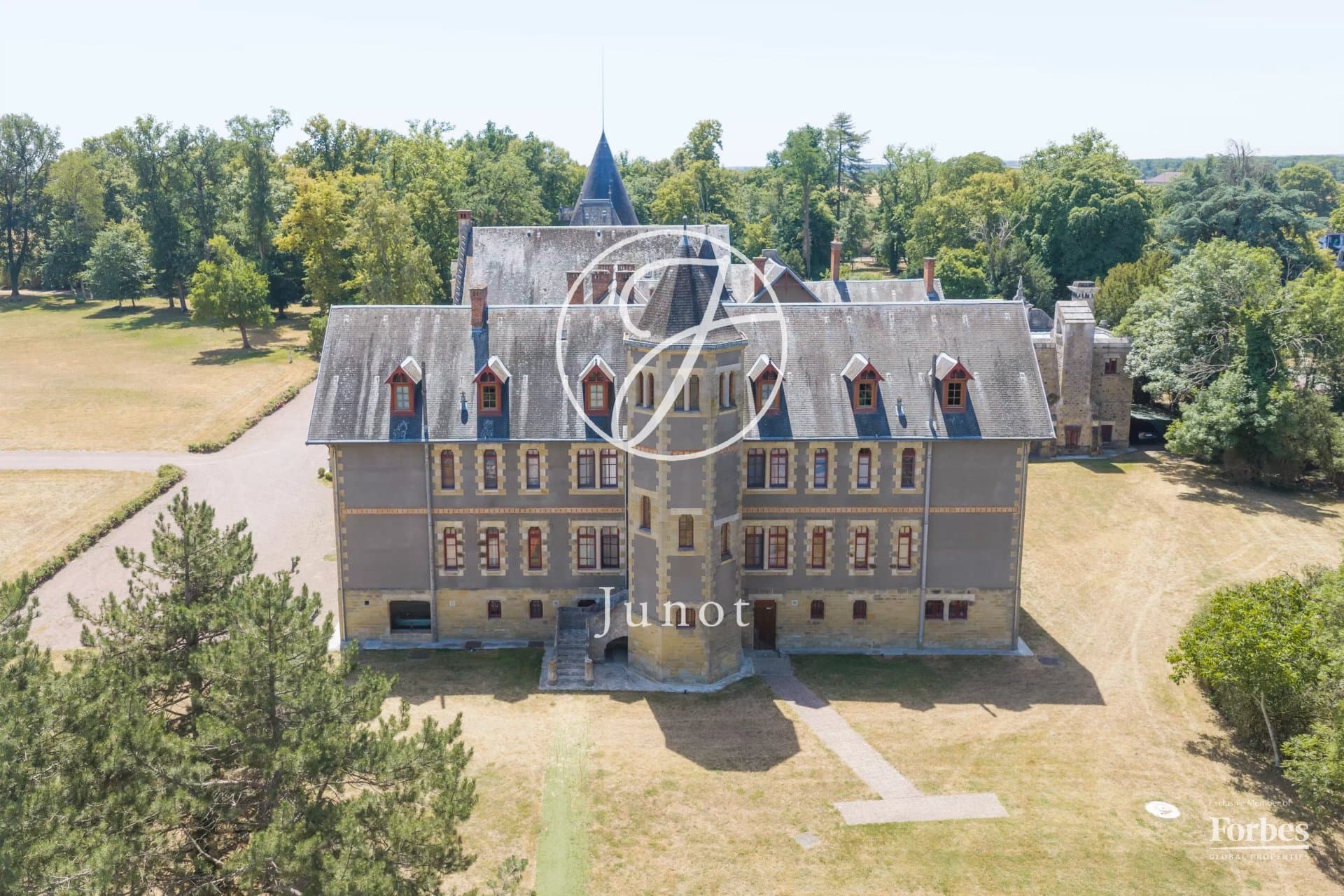 Château du Béguin 3800.0 Sqm 23 Bedrooms 4
