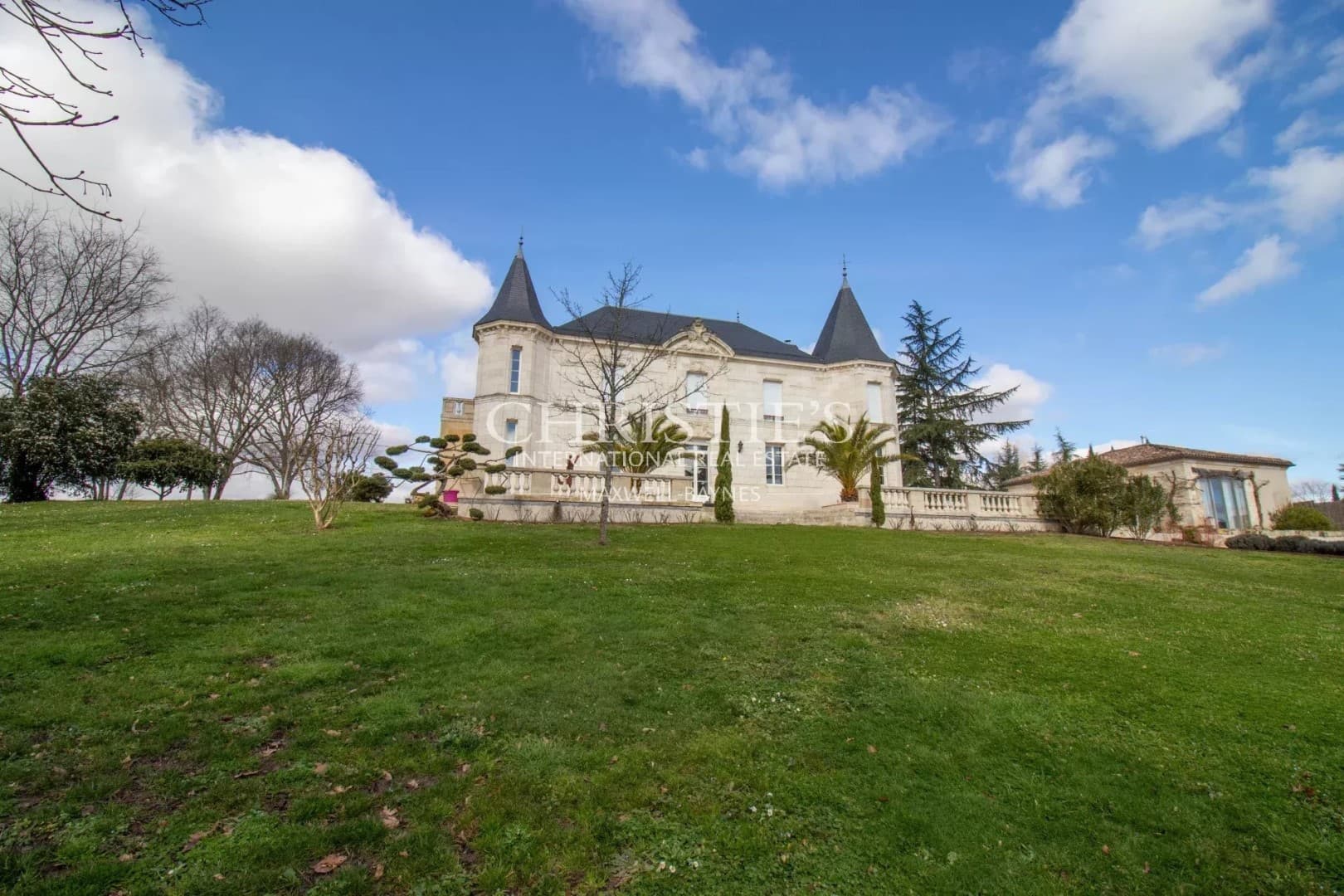 Exquisite Château with Pool and Golf Course Near Saint-Émilion 3