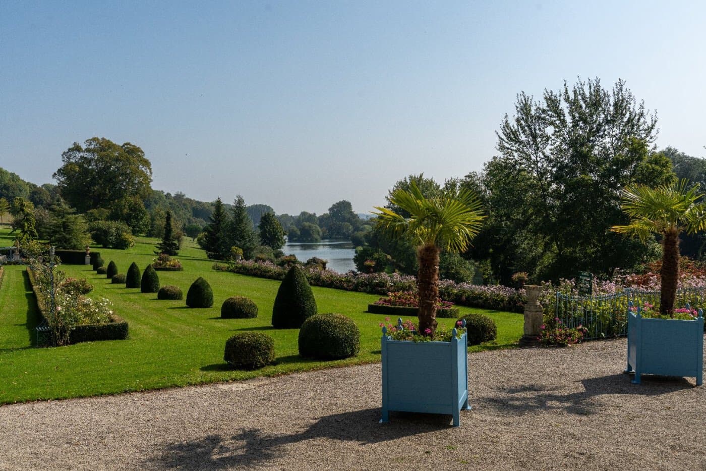 Elegant Castle Overlooking the Somme with Expansive Park and Historic Features 4