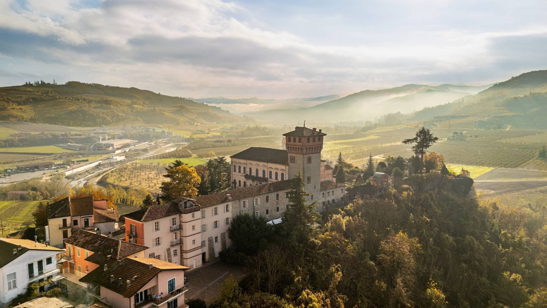 Historic Castle with 12 Rooms and Italian Gardens in the Langhe Hills 3