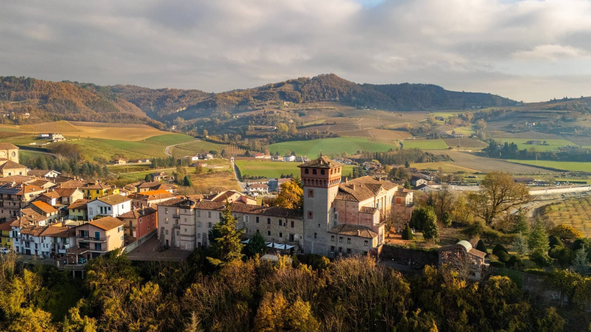 Historic Castle with 12 Rooms and Italian Gardens in the Langhe Hills 5