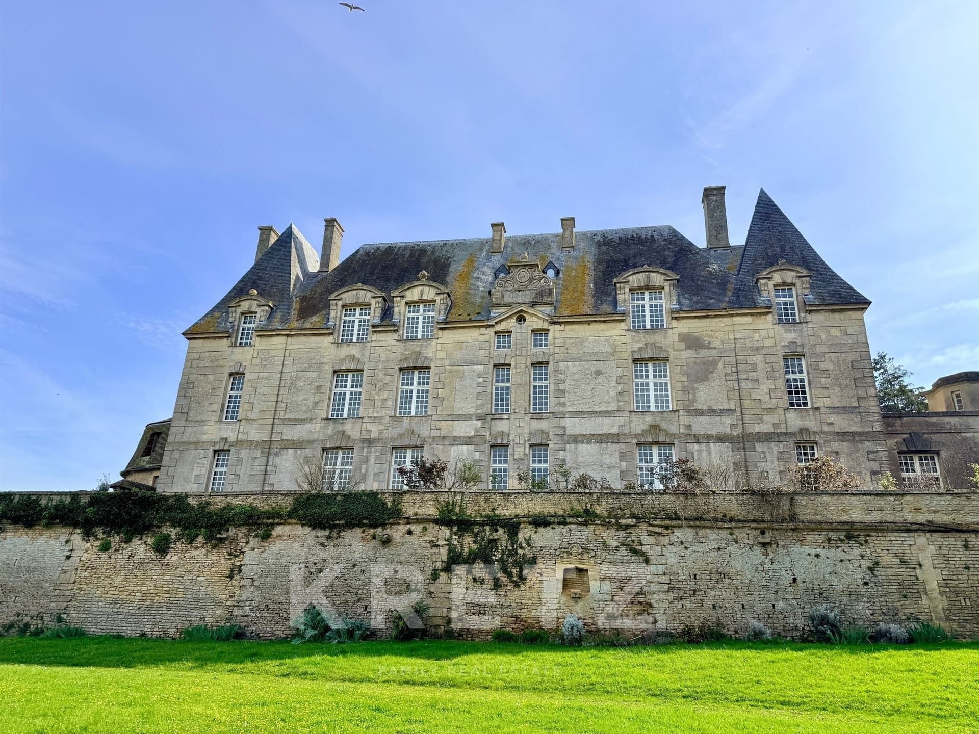 Historic 17th Century Château With 10 Bedrooms Near Juno Beach