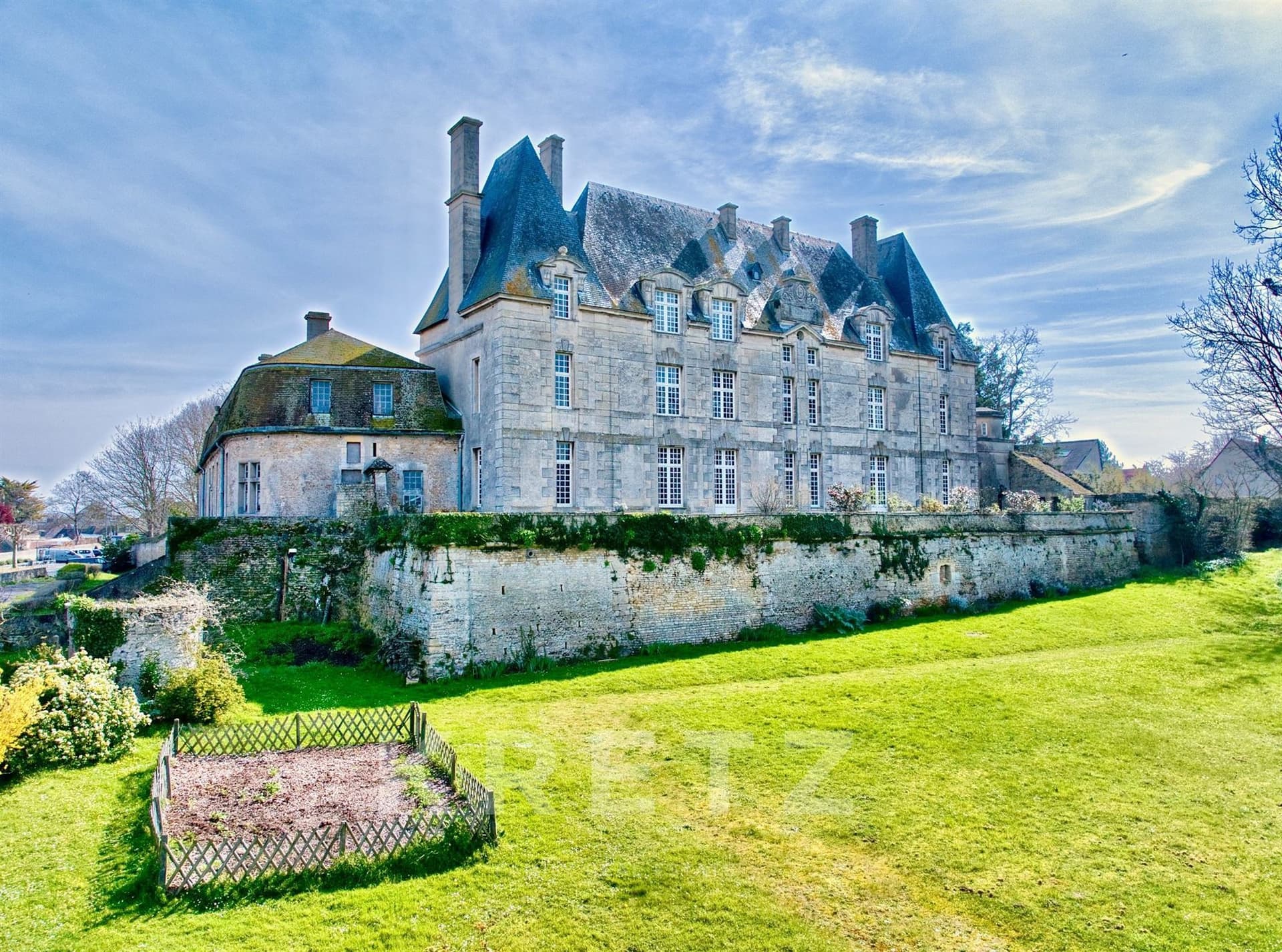 Historic 17th Century Château With 10 Bedrooms Near Juno Beach 4